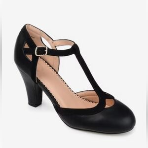 Black vintage inspired pumps